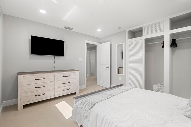 Building Photo - 1706 Plover Ave