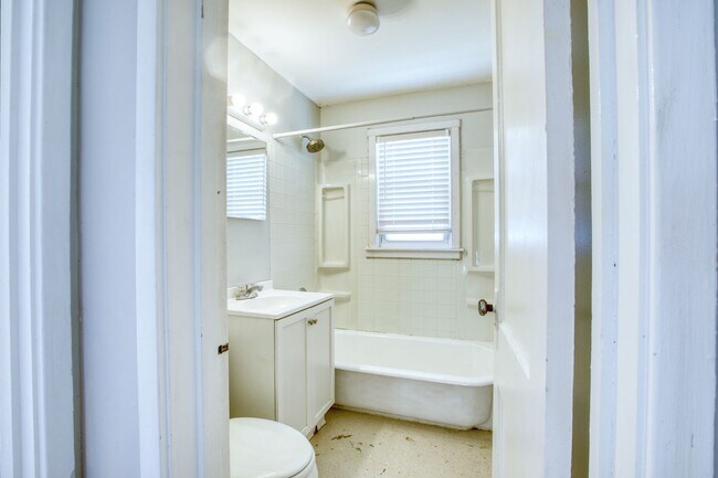 Building Photo - 3 Bedroom Single Family Rental - Fenced in yard