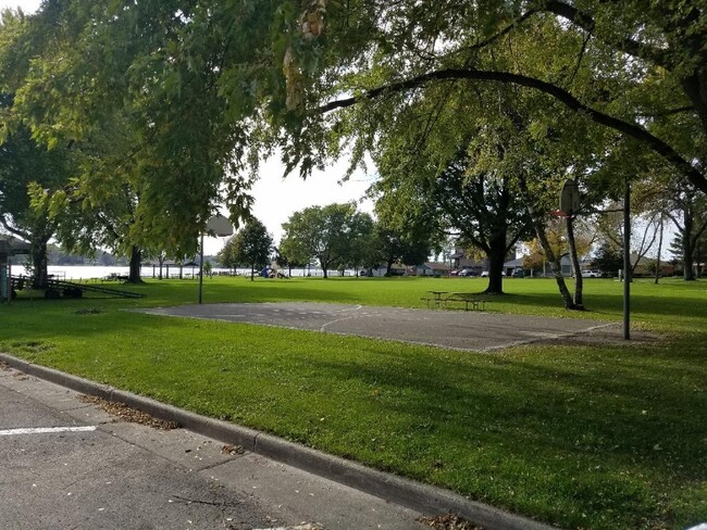 Building Photo - 522 W Maple Ave