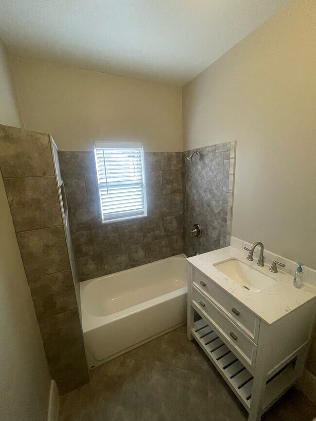 Building Photo - 373 W 47th Pl