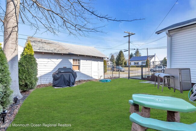 Building Photo - 102 Dixon Ave