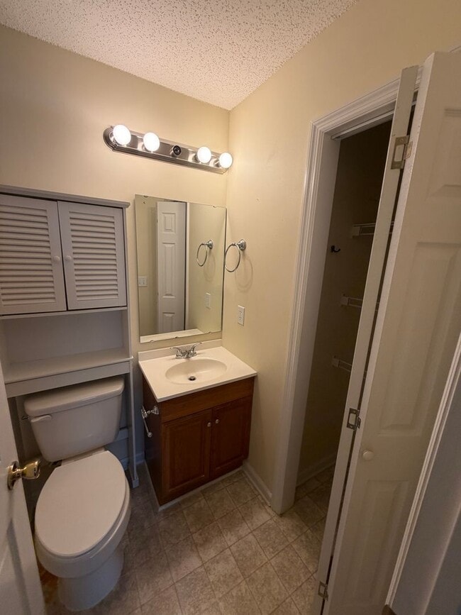 Building Photo - 2 Bed, 2 Bath Condo Available