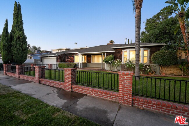 Primary Photo - 6932 Mammoth Ave