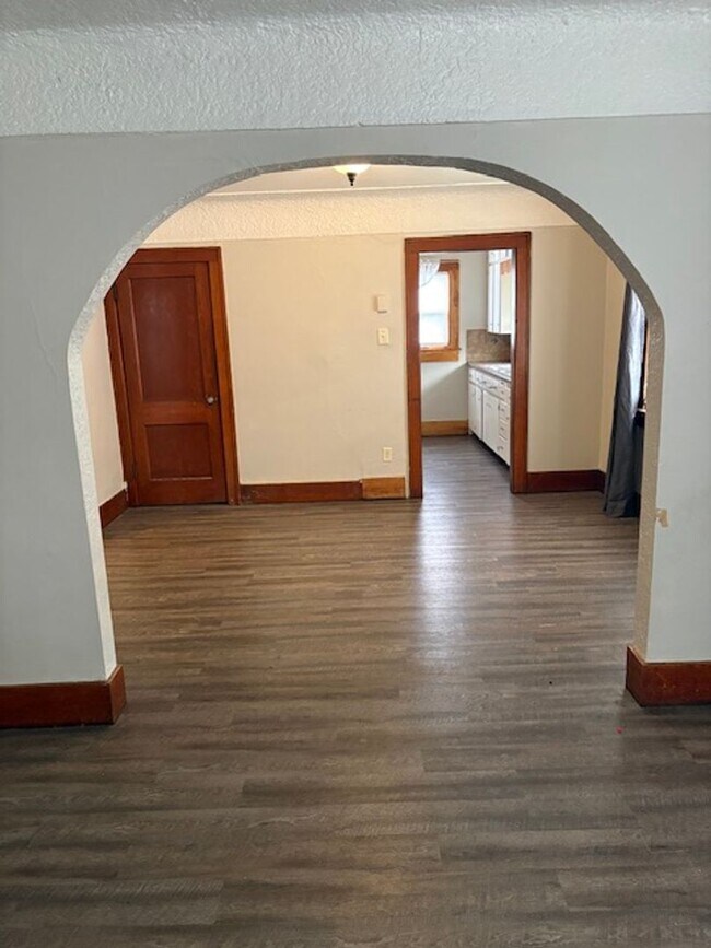 Building Photo - 2 BR  2 BA  House Section 8 friendly