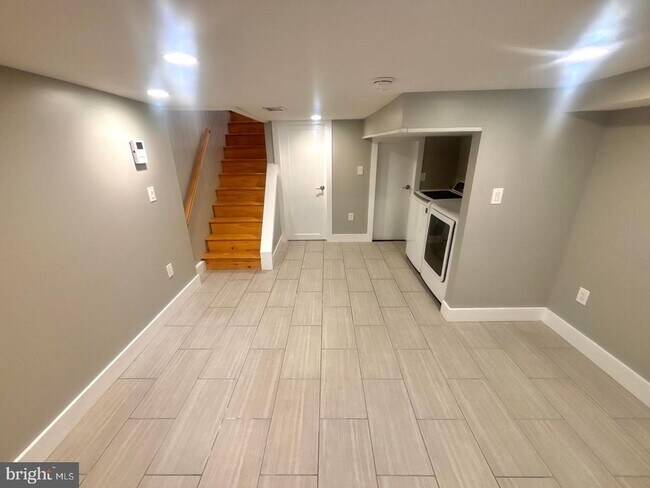 Building Photo - 533 Manton St