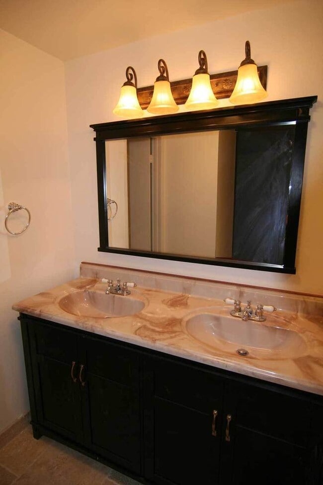 Building Photo - Beautiful Upgraded 2 Bed / 2 Bath 1 Story ...