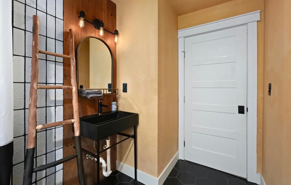 Building Photo - 2804 Crest Ave