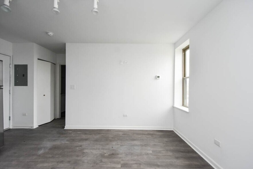 Building Photo - 940 W Winona St