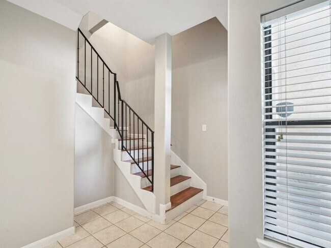 Building Photo - 4411 Koehler St