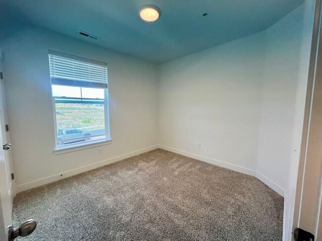 Building Photo - Lovely Condo Located In Saratoga Springs, UT