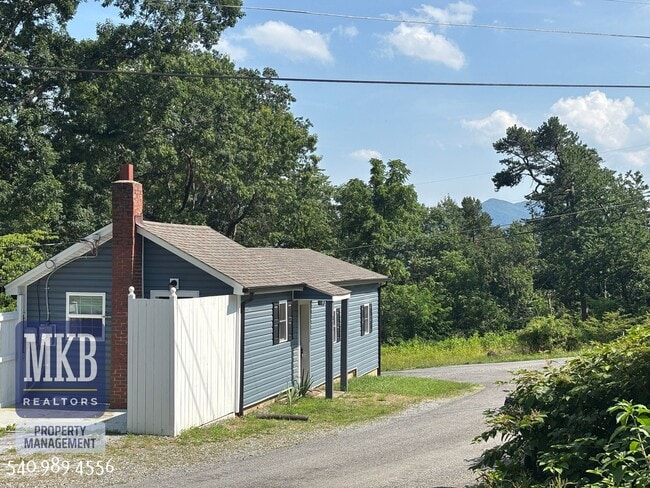 Building Photo - 812 Montvue Rd