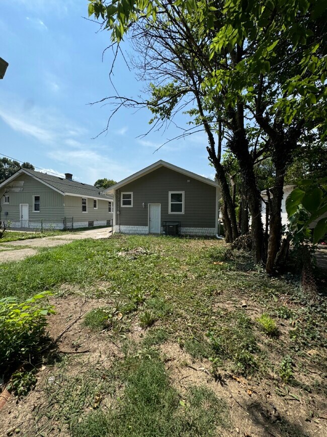 Building Photo - 951 N Bradley Ave