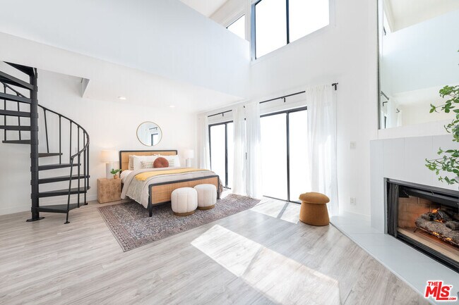 Building Photo - 839 Larrabee St