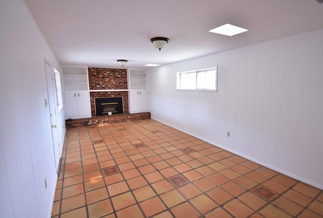 Building Photo - 800 N Cockrell St