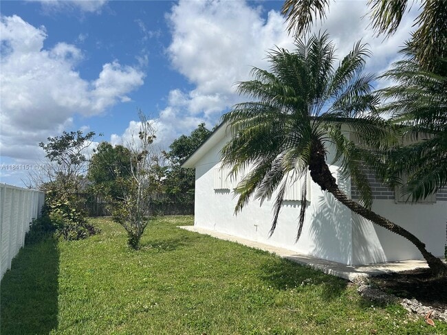 Building Photo - 30120 SW 152nd Ave
