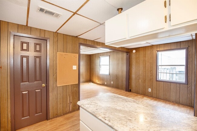 Building Photo - 1805 Oriole Dr