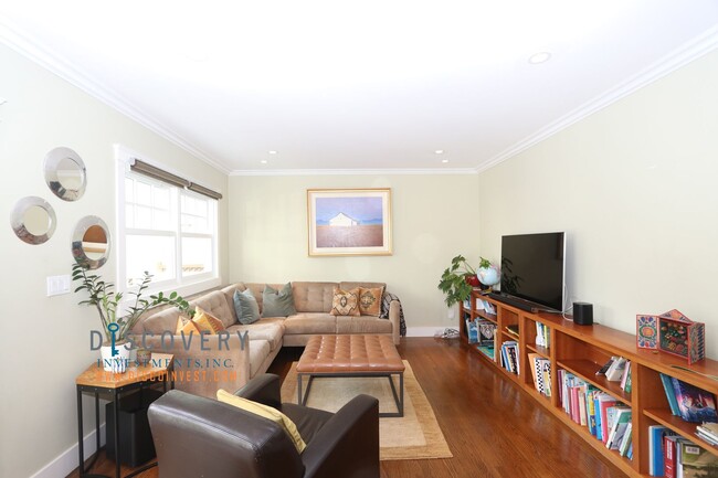 Building Photo - Sophisticated Piedmont Colonial with Enclosed Yard