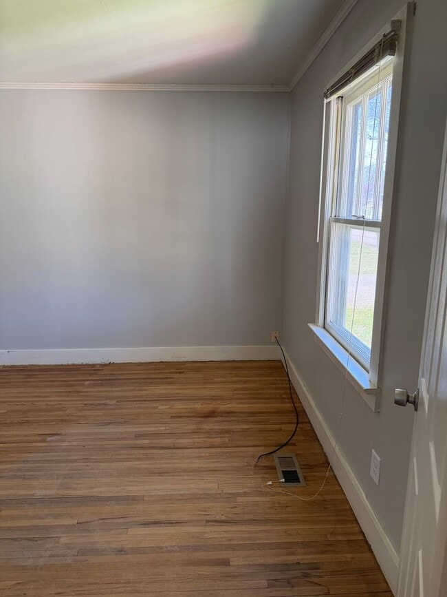 Building Photo - Adorable Cottage with detached garage Lebanon TN