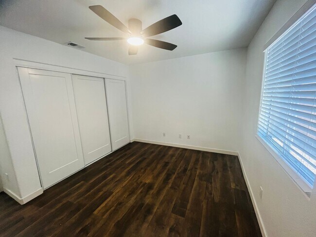Building Photo - 3 Bedroom 2 Bathroom Home!