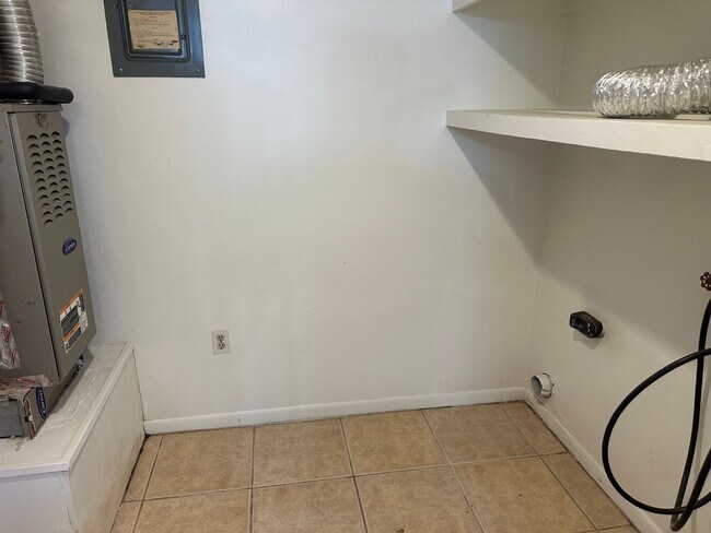 Building Photo - 706 Lee St