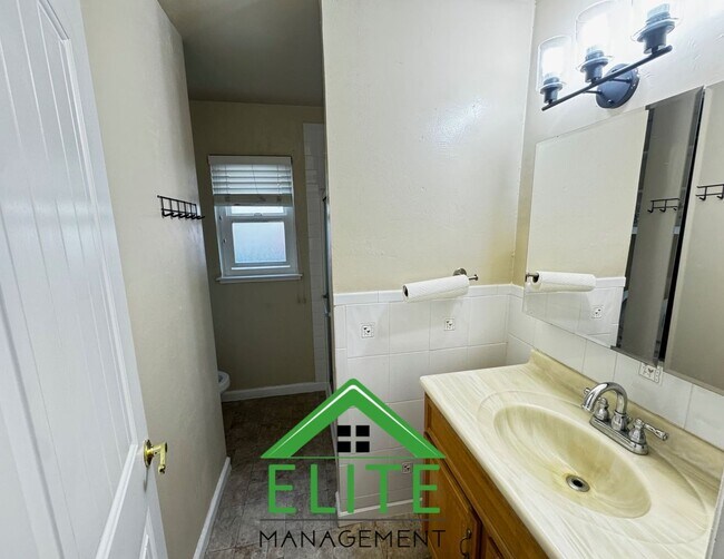 Building Photo - **Charming 3-Bedroom Home in Established S...
