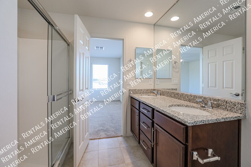 Building Photo - 5625 N 87th Dr