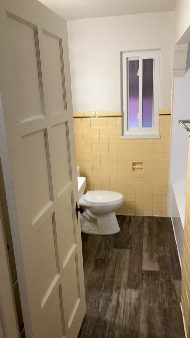 Building Photo - 1076 Sherwood Dr