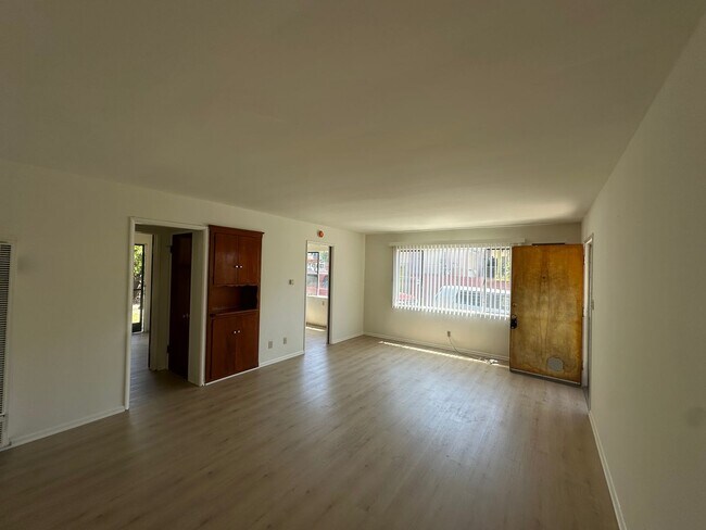 Building Photo - 113-115 W Rosslynn Ave