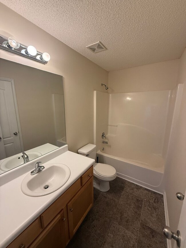 Building Photo - Discover Comfort and Convenience 3 BR/3 BA Home in Desirable Bridgewater Community!