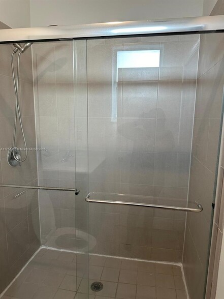 master shower - 1715 SE 27th Rd