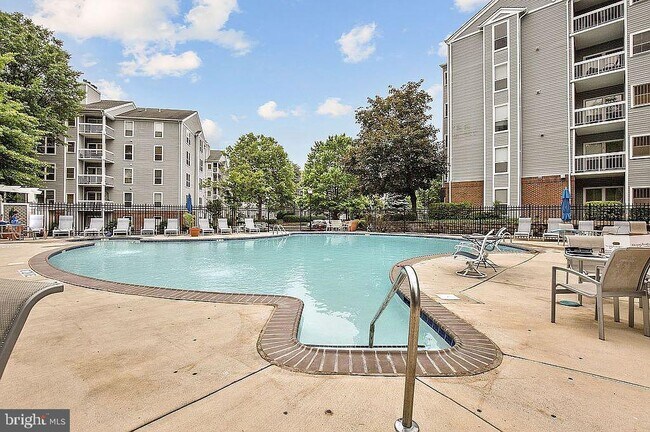 Building Photo - 3175 Summit Square Dr