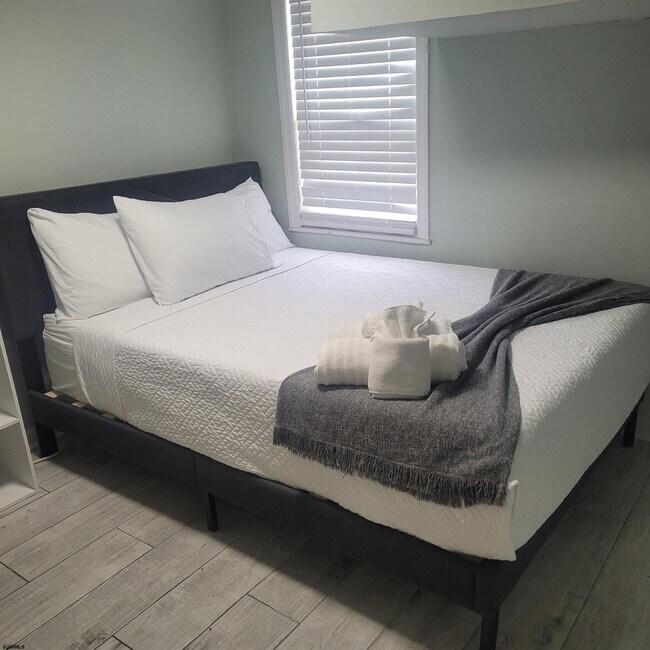 Building Photo - 105 N Windsor Ave