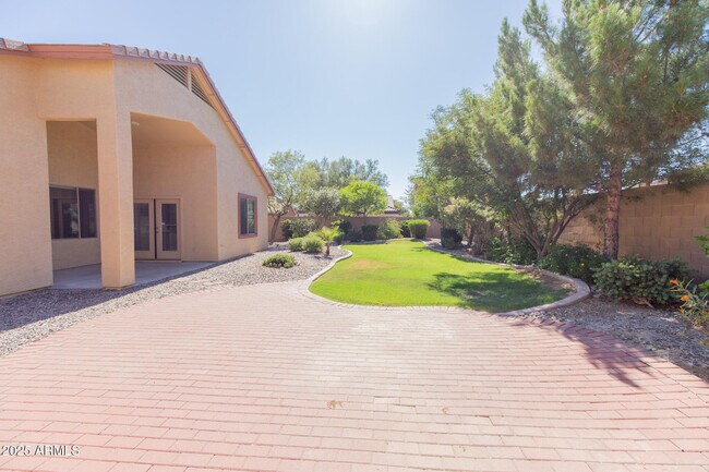 Building Photo - 2270 E Aloe Pl