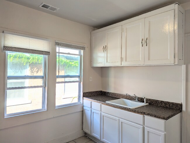 Building Photo - 3258 Calvert Ave