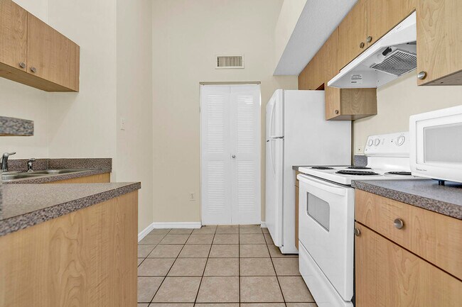Building Photo - 521 Villa Cir