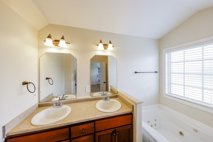 Building Photo - 105 Landings Way Dr