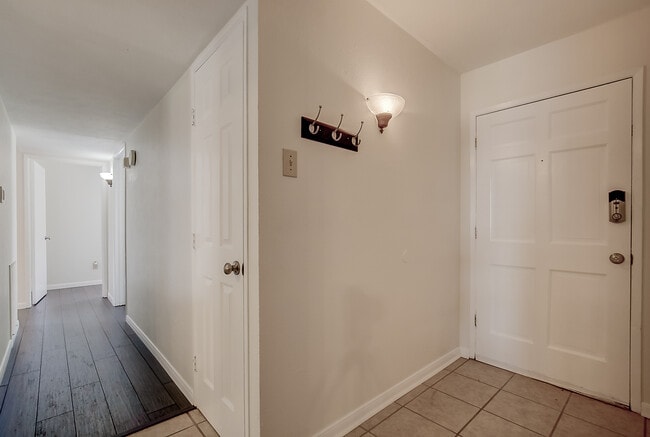 Building Photo - 565 Bell Dr