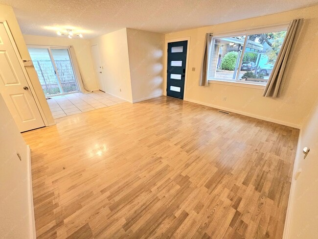 Building Photo - 7323 SE Rural St