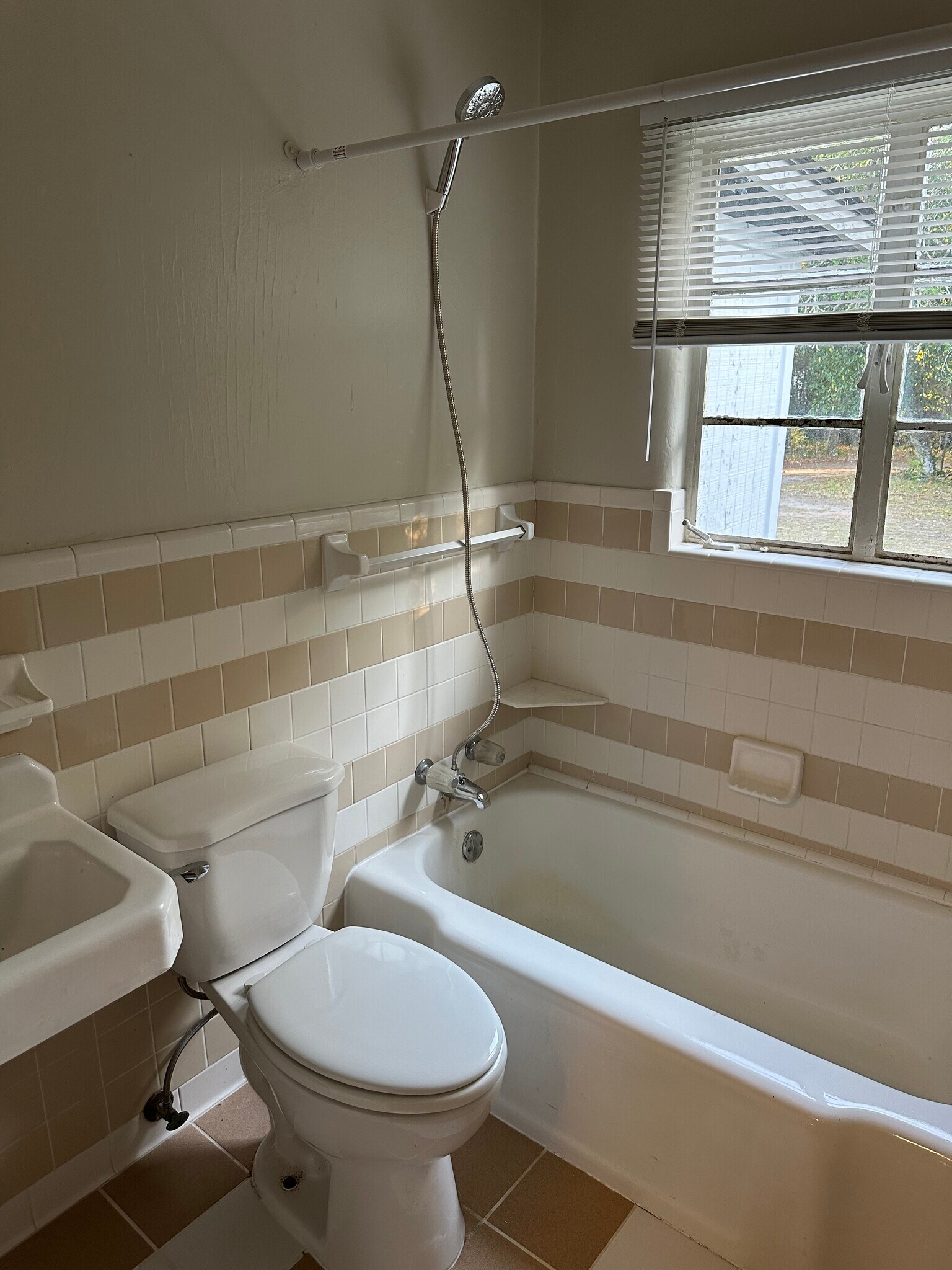 Building Photo - 402 W 22nd Street