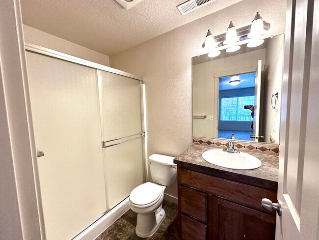Building Photo - Beautiful 3 Bd 2.5 Ba Town Home by Vancouver Mall