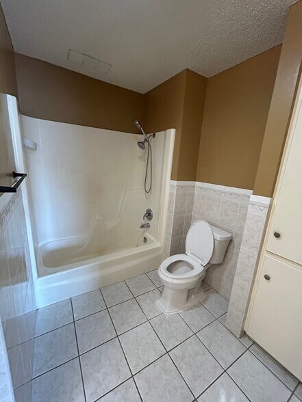 Building Photo - 700 W Fern Ave