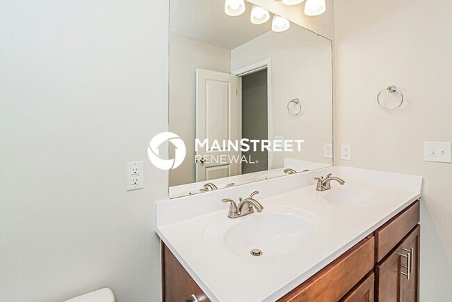 Building Photo - 3 Bedroom Pet-Friendly Home in KNOXVILLE, TN with Main Street Renewal