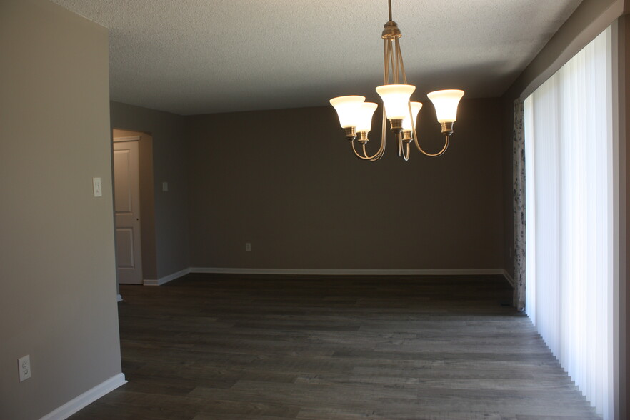 Living room/ dining area - 220 Park Ave