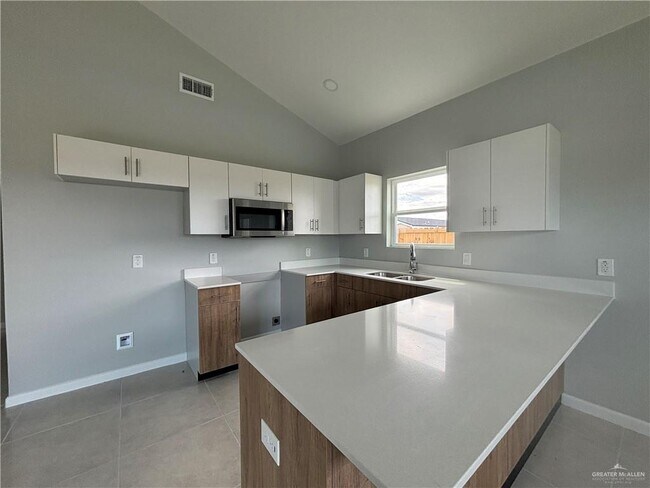 Building Photo - 11 Oriole Rd