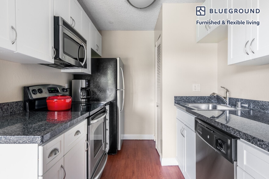 Building Photo - 877 Heatherstone Way