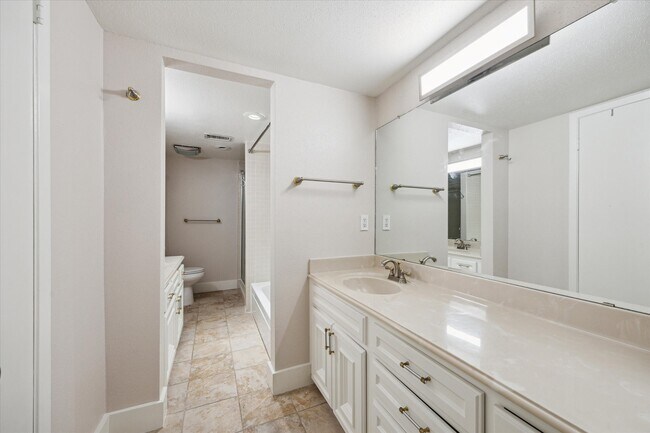 Building Photo - 8978 Chatsworth Dr