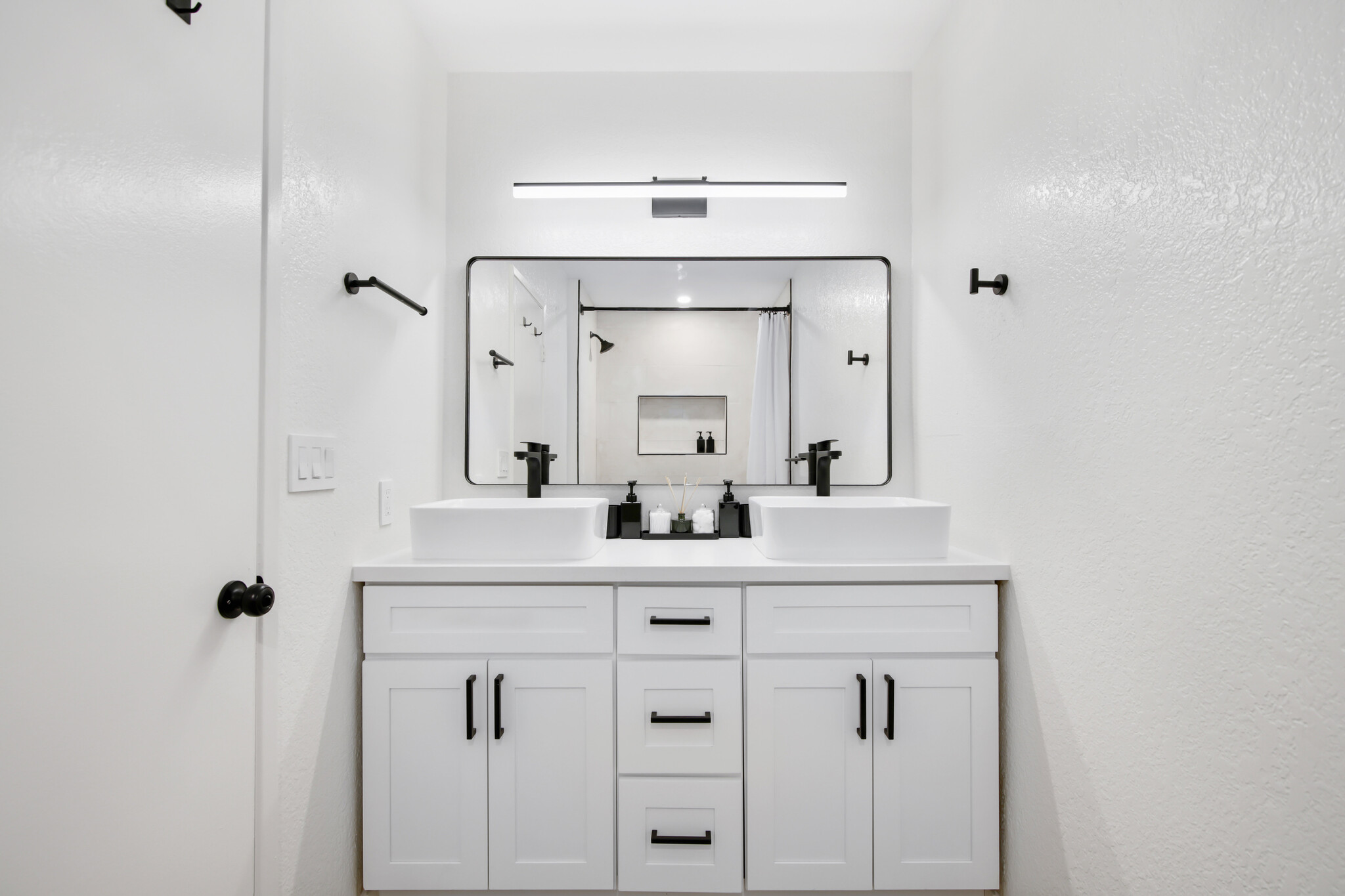 Full Bathroom | Main Level | Complimentary Toiletries | Towels - 1013 S Sunshine Ave