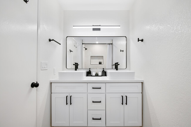 Full Bathroom | Main Level | Complimentary Toiletries | Towels - 1013 S Sunshine Ave