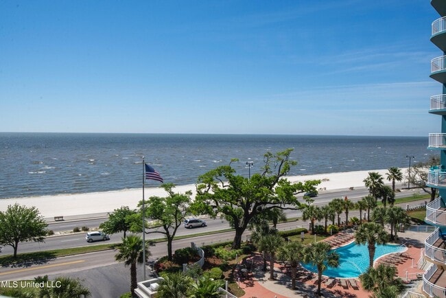 Building Photo - 2230 Beach Dr