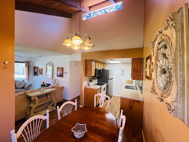 Building Photo - Inviting Gated Community Townhome—Jess Ran...